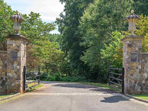 2621 COOPERS LN, Charlottesville, VA 22902