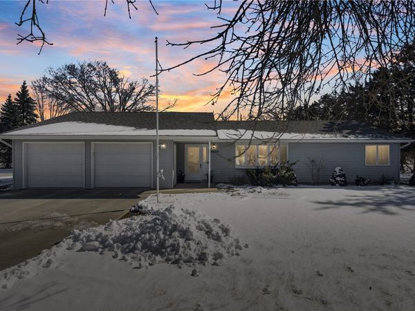 3885 Mohler Road , Center Point, IA 52213