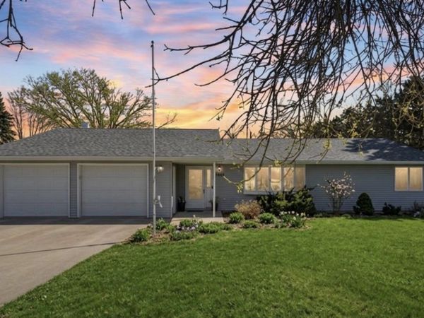 3885 Mohler Road , Center Point, IA 52213