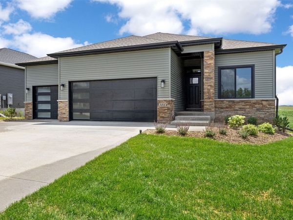 3064 Ridgeview Circle, Coralville, IA 52241