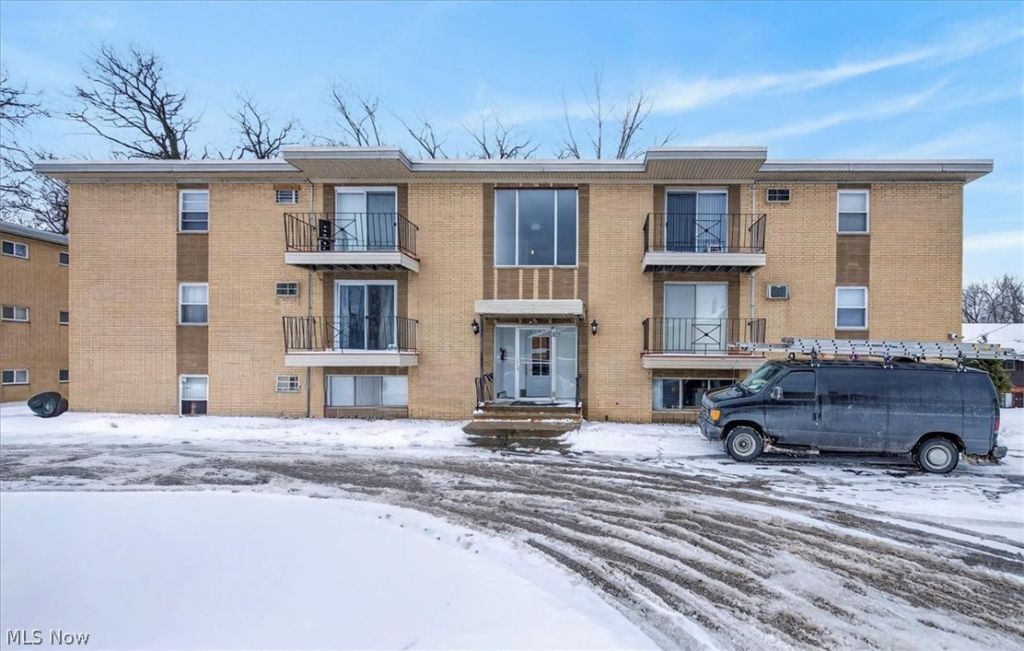 5382 Lee Road, Unit 202, Maple Heights, OH 44137 Main Photo