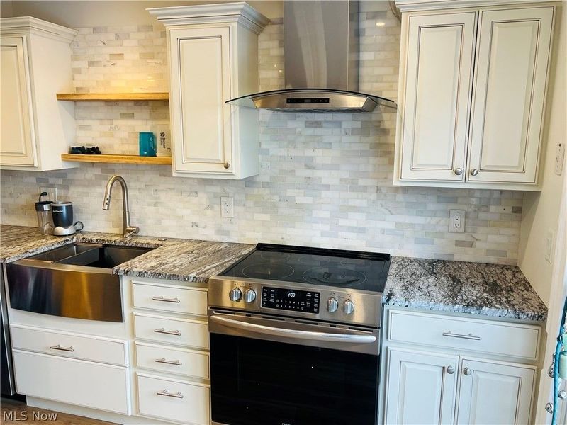 2556 Shakespeare Lane, Avon, OH 44011 Photo 2