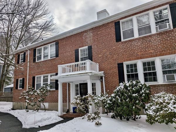 17 Hammond Pond Pkwy, Unit 4, Newton, MA 02467