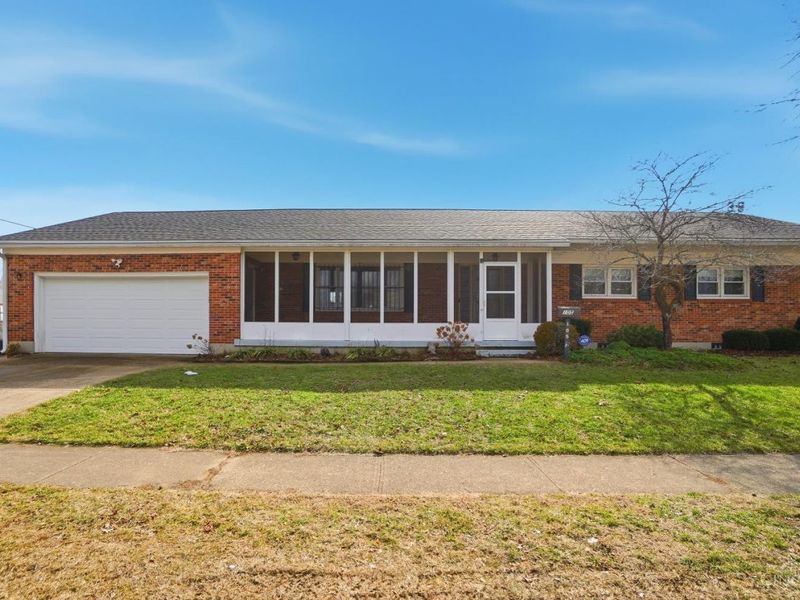 105 W Roger Drive, Trenton, OH 45067 Photo 2