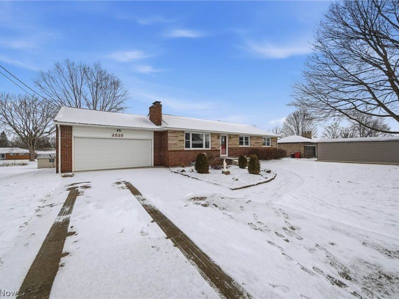 2525 Hollyview Avenue NE, Canton, OH 44721 Photo 3