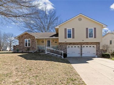 1611 NE Duchess Drive, Lee's Summit, MO 64086