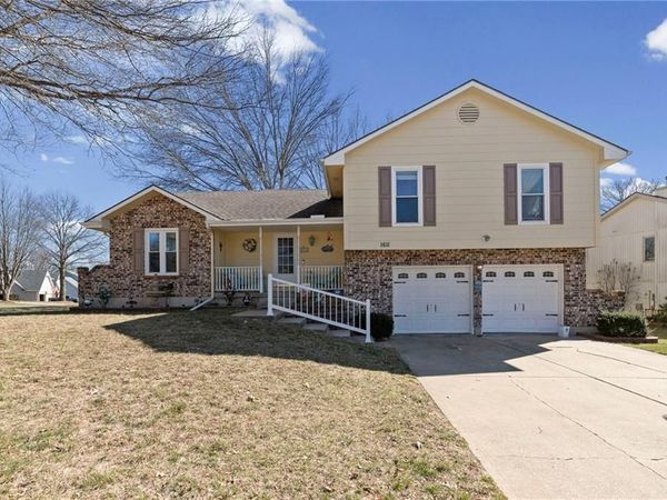 1611 NE Duchess Drive, Lee's Summit, MO 64086