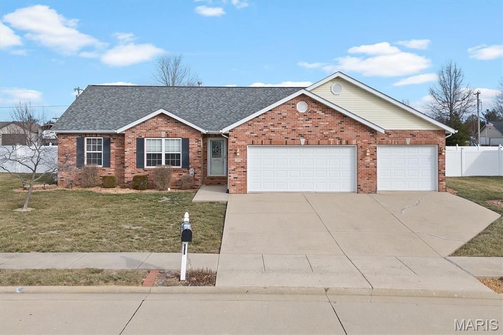 195 Baneberry Drive, Highland, IL 62249 Main Photo