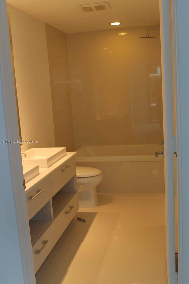 45 SW 9th St, Unit 2807, Miami, FL 33130 Photo