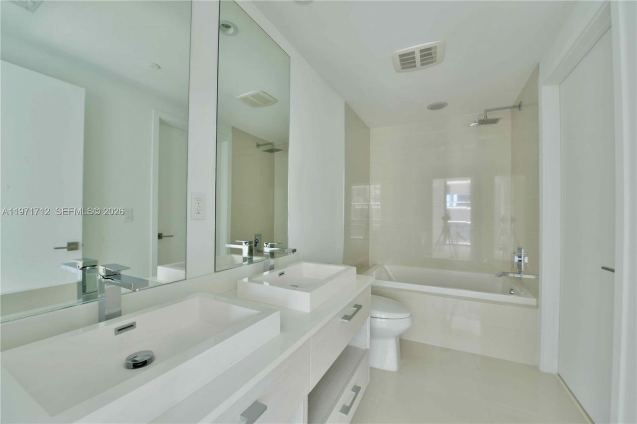 45 SW 9th St, Unit 2807, Miami, FL 33130 Photo