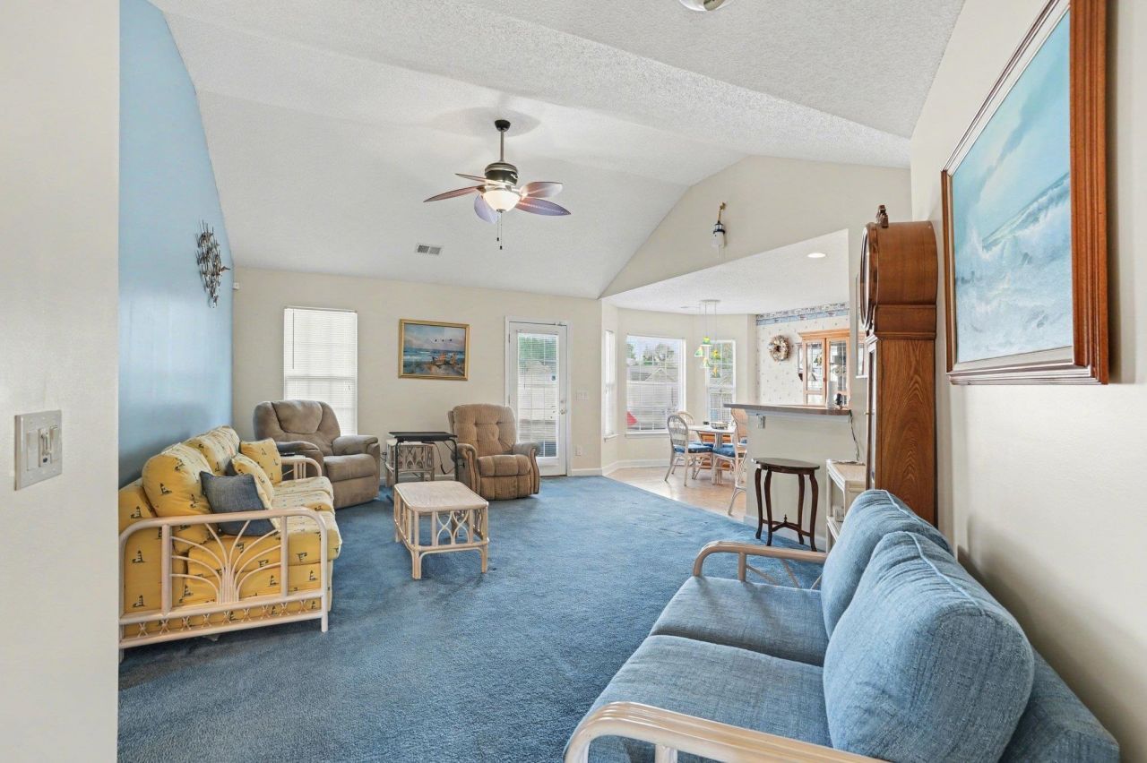 504 Whitebark St. Photo 5