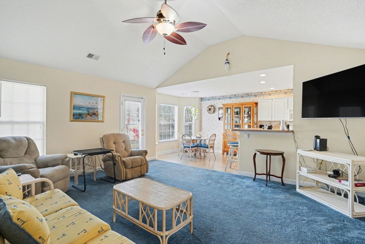 504 Whitebark St. Photo 6