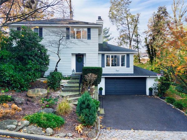 24 Hillcrest Avenue, Roslyn, NY 11576