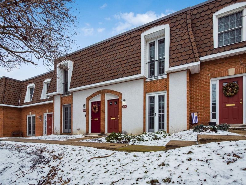 2824 Chateau Circle S, Unit 86, Columbus, OH 43221 Photo 3