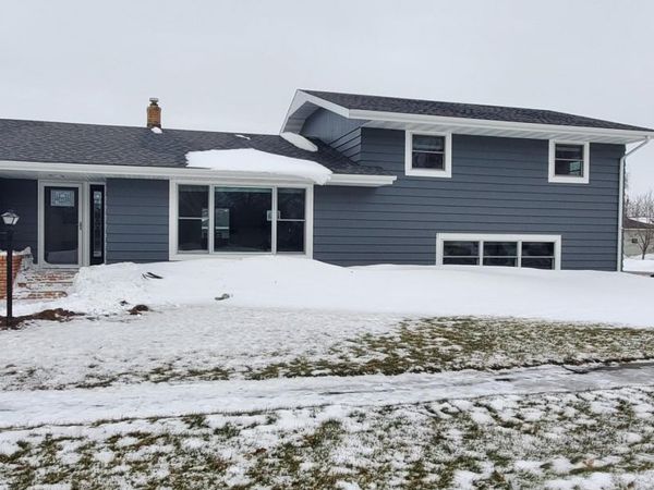 322 4th Ave SE, Hillsboro, ND 58045