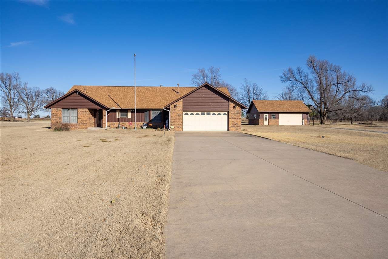 120 Woodcreek Road, Ponca City, OK 74604 Main Photo