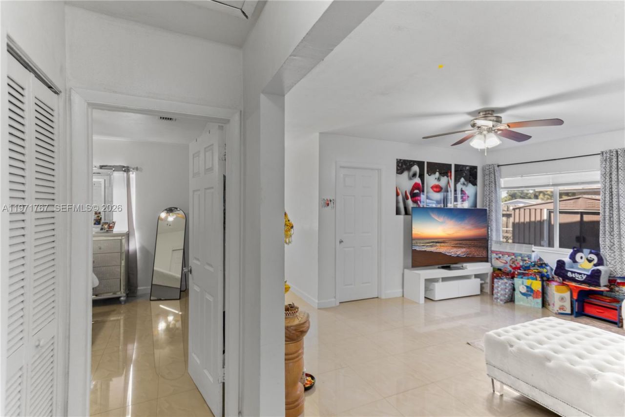 45 NE 186th Ter, Miami, FL 33179 Photo