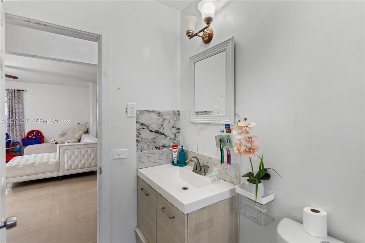 45 NE 186th Ter, Miami, FL 33179 Photo
