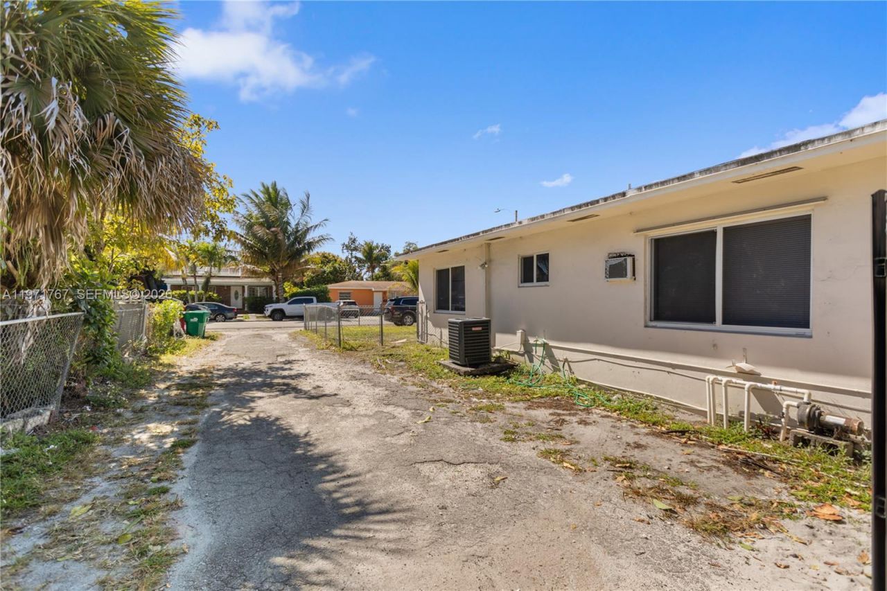 45 NE 186th Ter, Miami, FL 33179 Photo