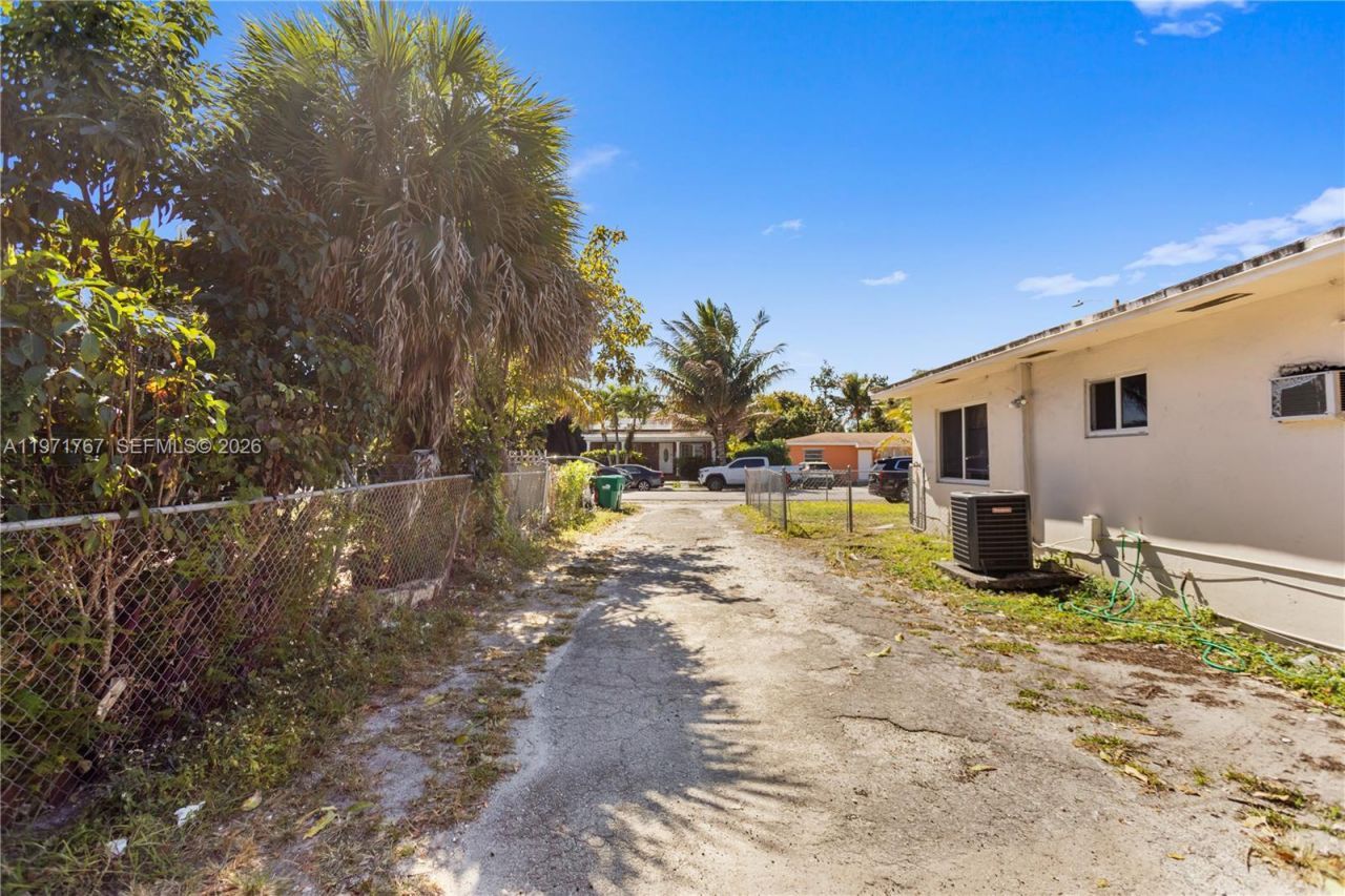 45 NE 186th Ter, Miami, FL 33179 Photo