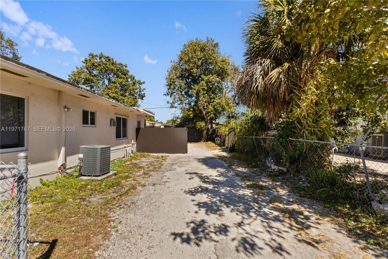 45 NE 186th Ter, Miami, FL 33179 Photo