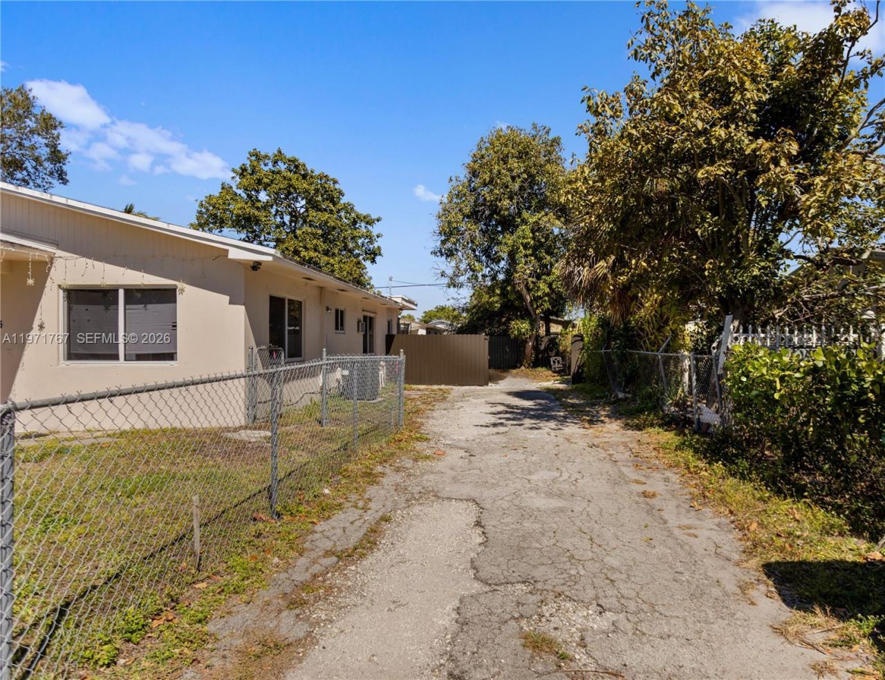 45 NE 186th Ter, Miami, FL 33179 Photo