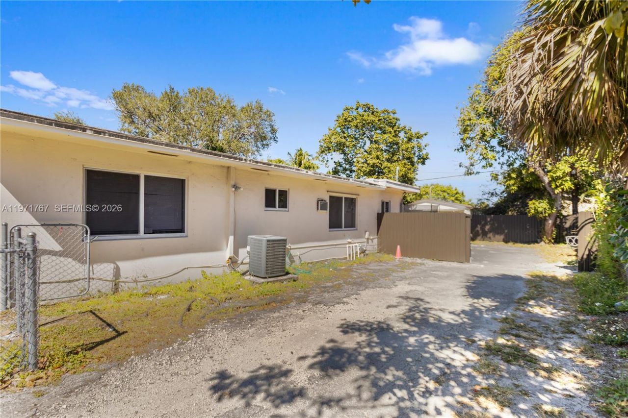 45 NE 186th Ter, Miami, FL 33179 Photo