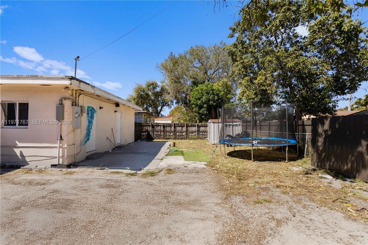 45 NE 186th Ter, Miami, FL 33179 Photo