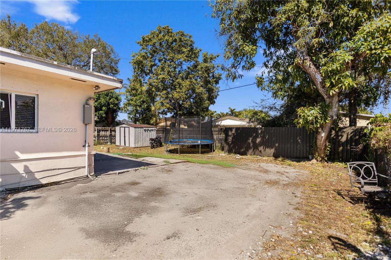 45 NE 186th Ter, Miami, FL 33179 Photo