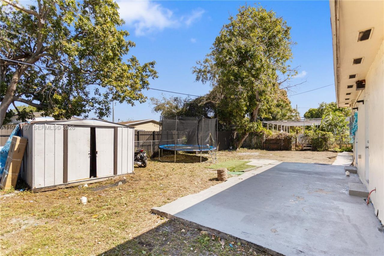 45 NE 186th Ter, Miami, FL 33179 Photo