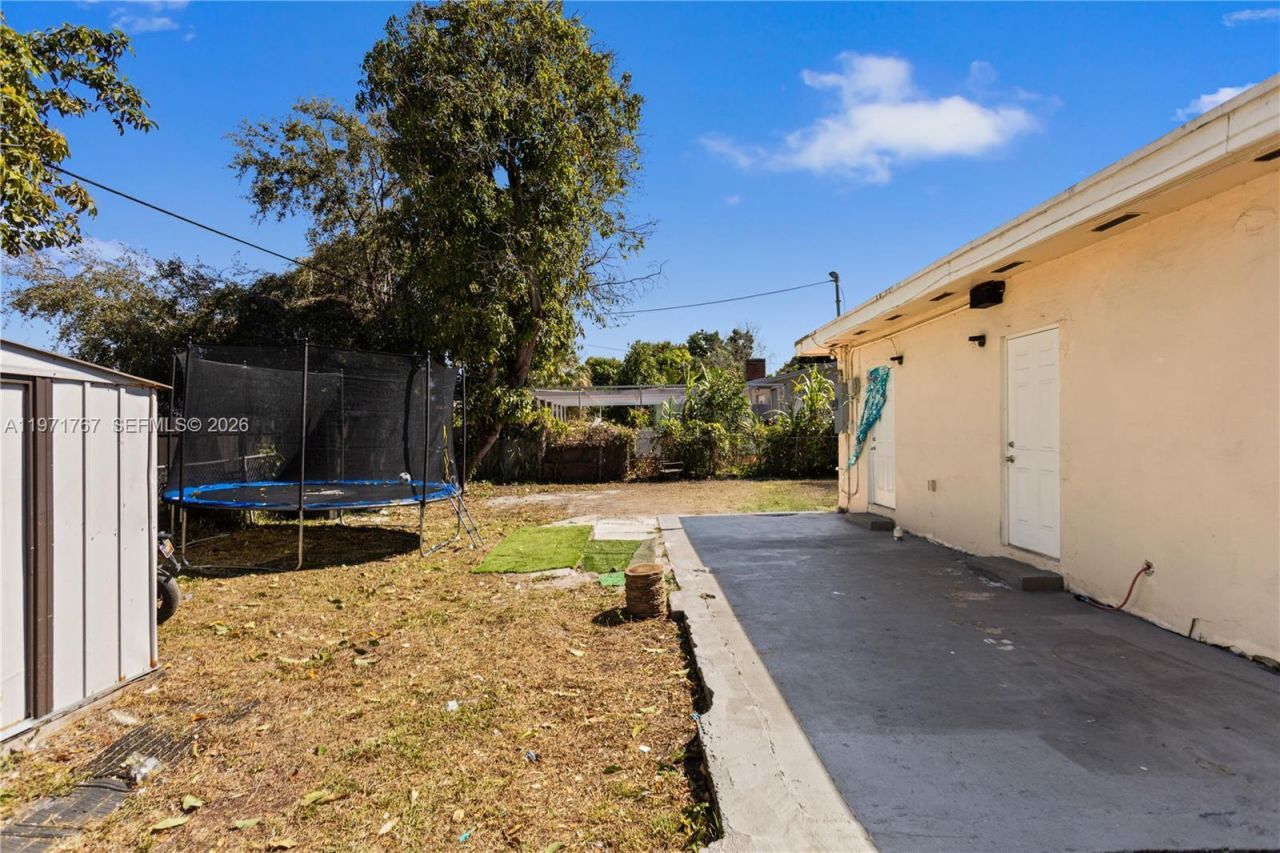 45 NE 186th Ter, Miami, FL 33179 Photo