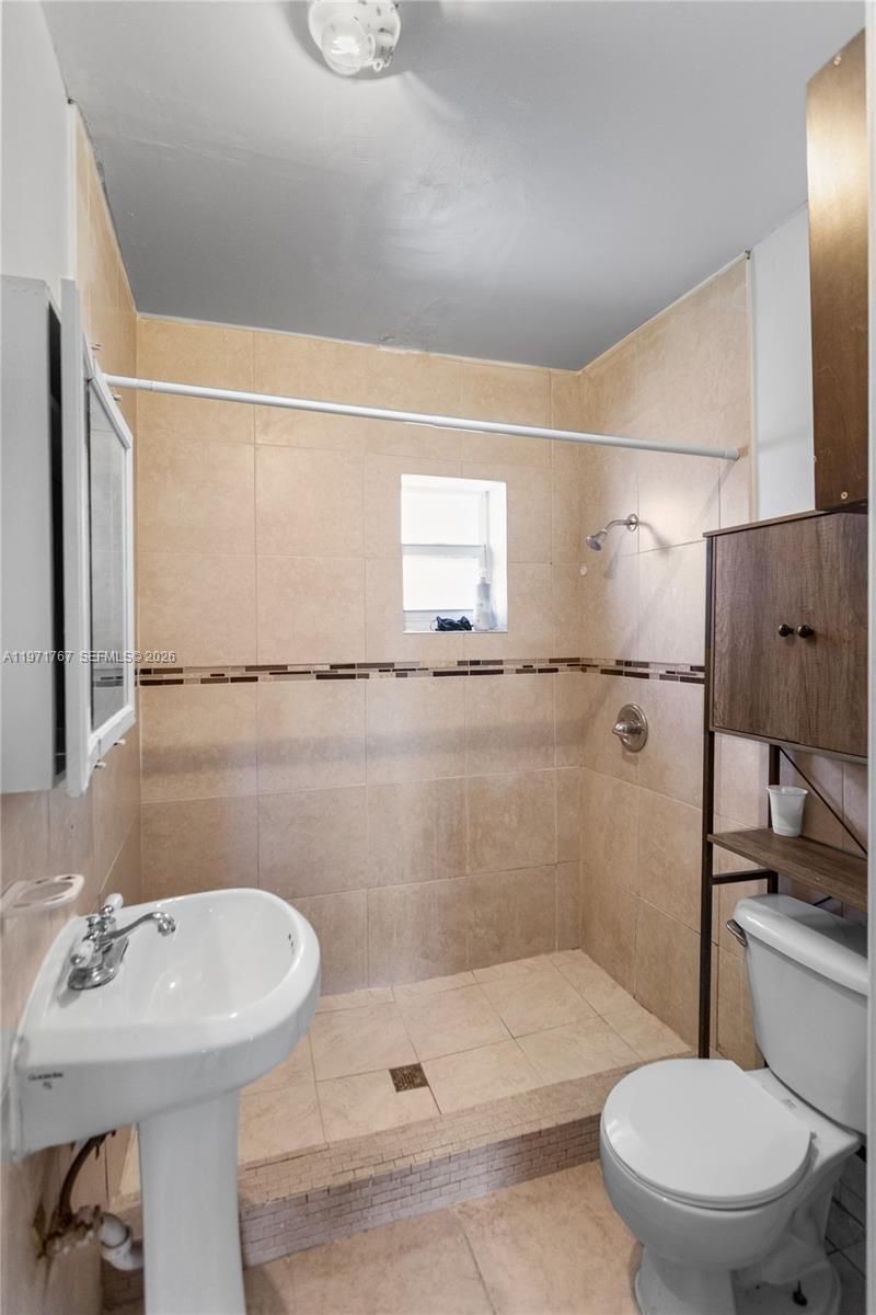 45 NE 186th Ter, Miami, FL 33179 Photo