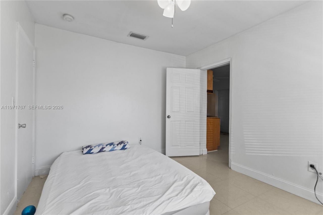 45 NE 186th Ter, Miami, FL 33179 Photo