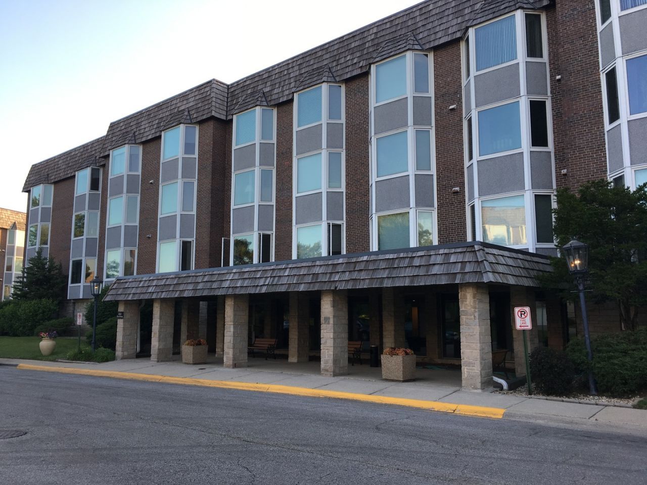 300 Thames Parkway, Unit 3D, Park Ridge, IL 60068 Main Photo