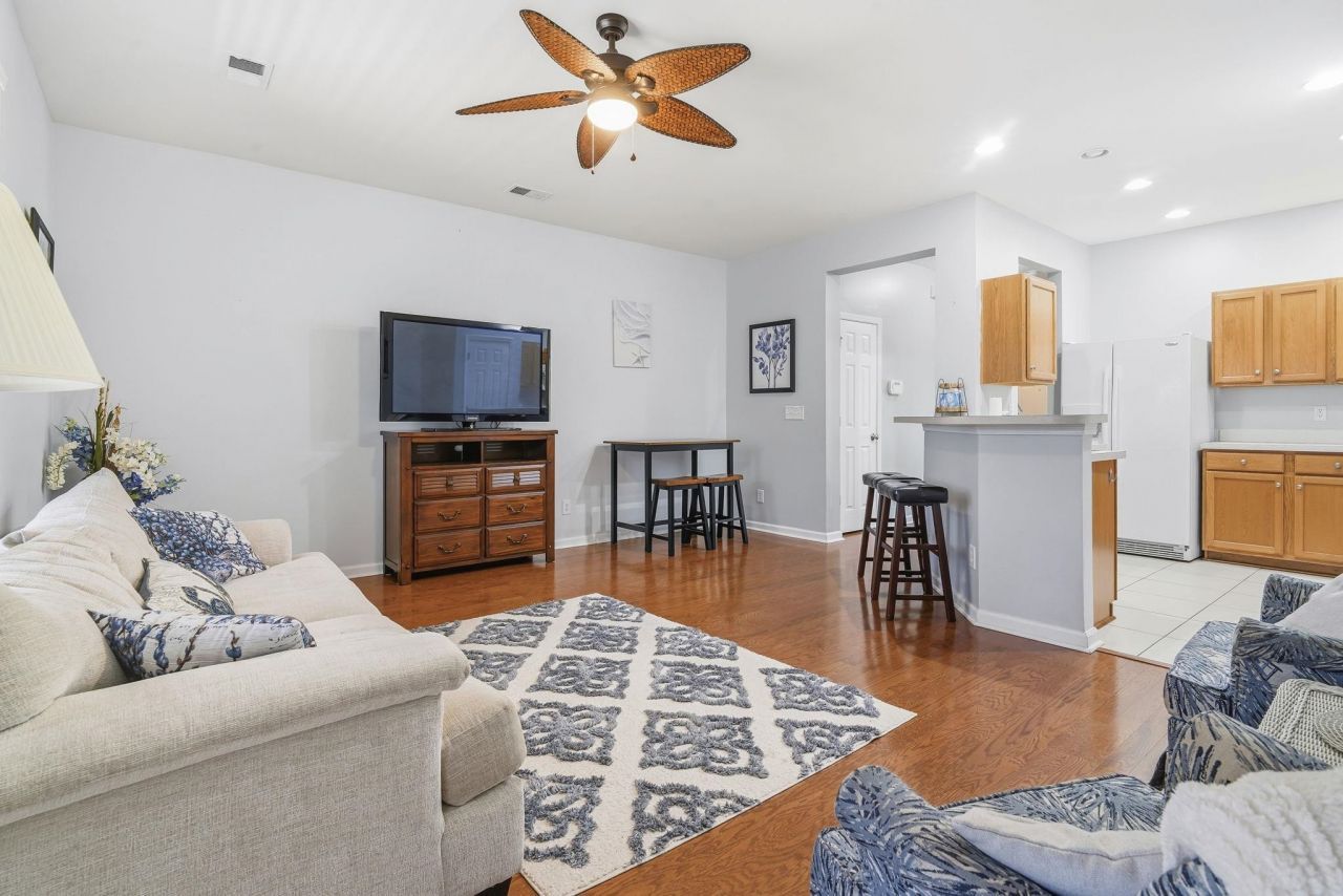 347 Castle Dr.  Photo 4