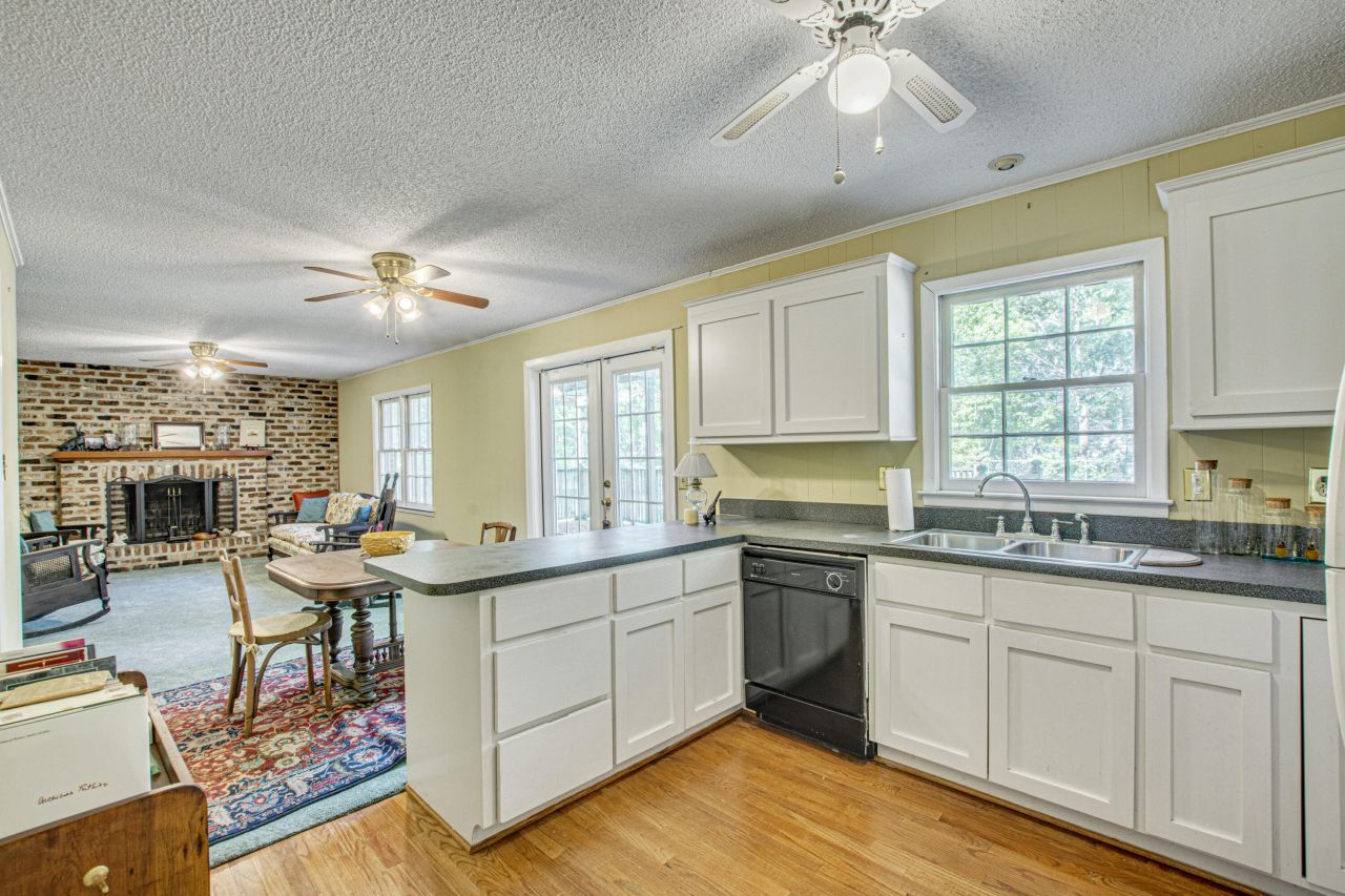 710 S Magnolia Street Photo 9