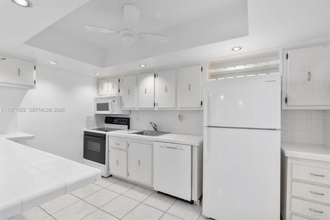 9273 Collins Ave, Unit 901, Surfside, FL 33154 Photo