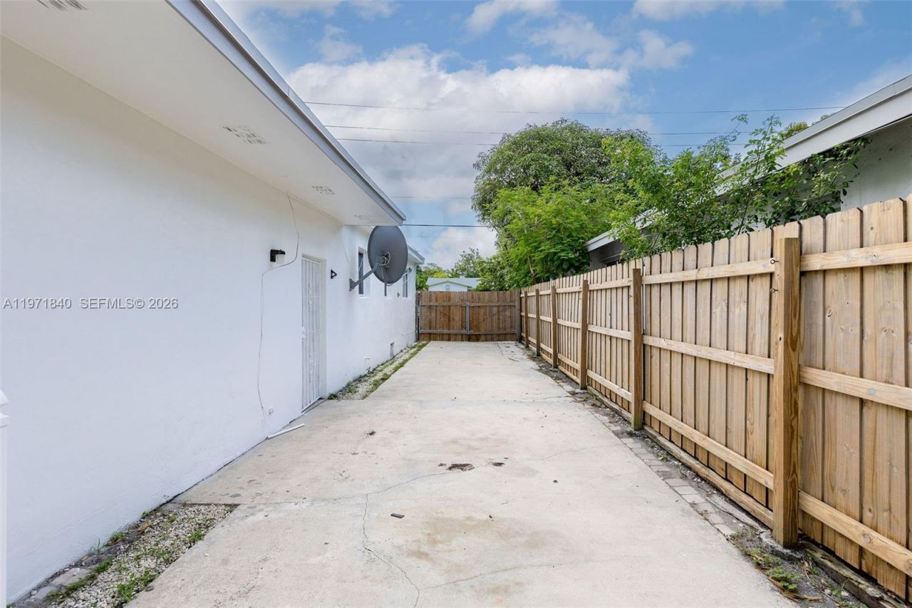 132 SW 2nd Ave, Hallandale Beach, FL 33009 Photo