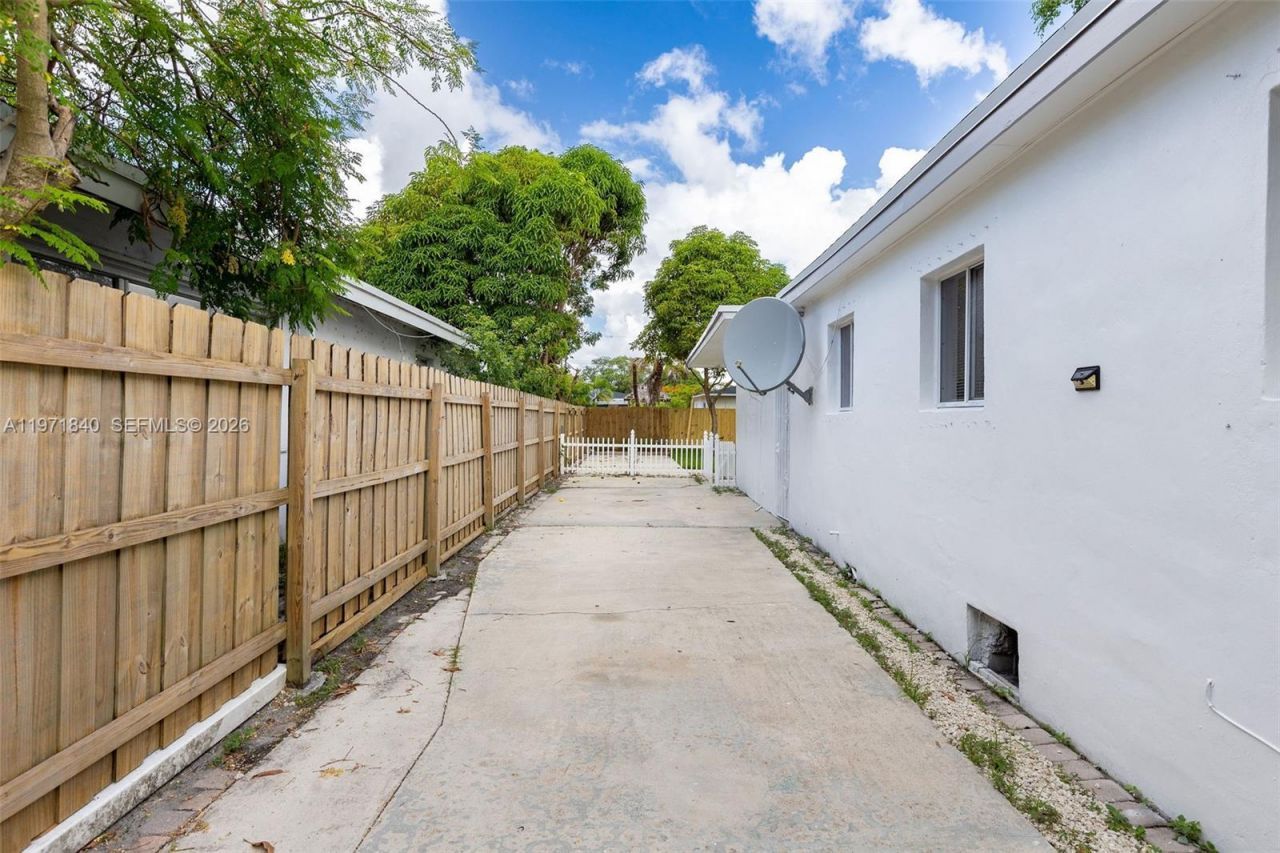 132 SW 2nd Ave, Hallandale Beach, FL 33009 Photo