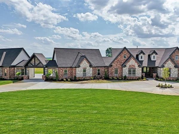 1050 Twin Silos Lane, Orchard Farm, MO 63301