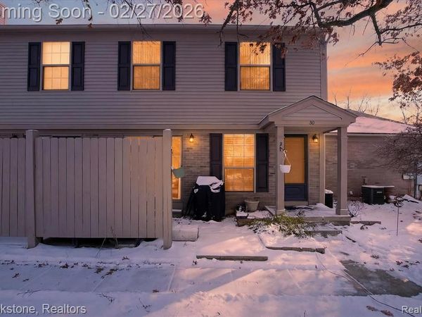 30 Pine Tree Ridge Drive, Waterford Twp, MI 48327