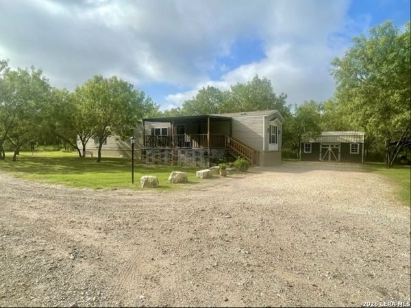 869 & 873 County Road 773, Devine, TX 78016
