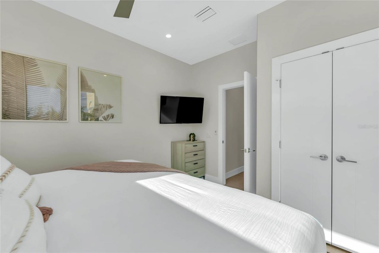 329 Beach Road, Unit B, Sarasota, FL 34242 Photo