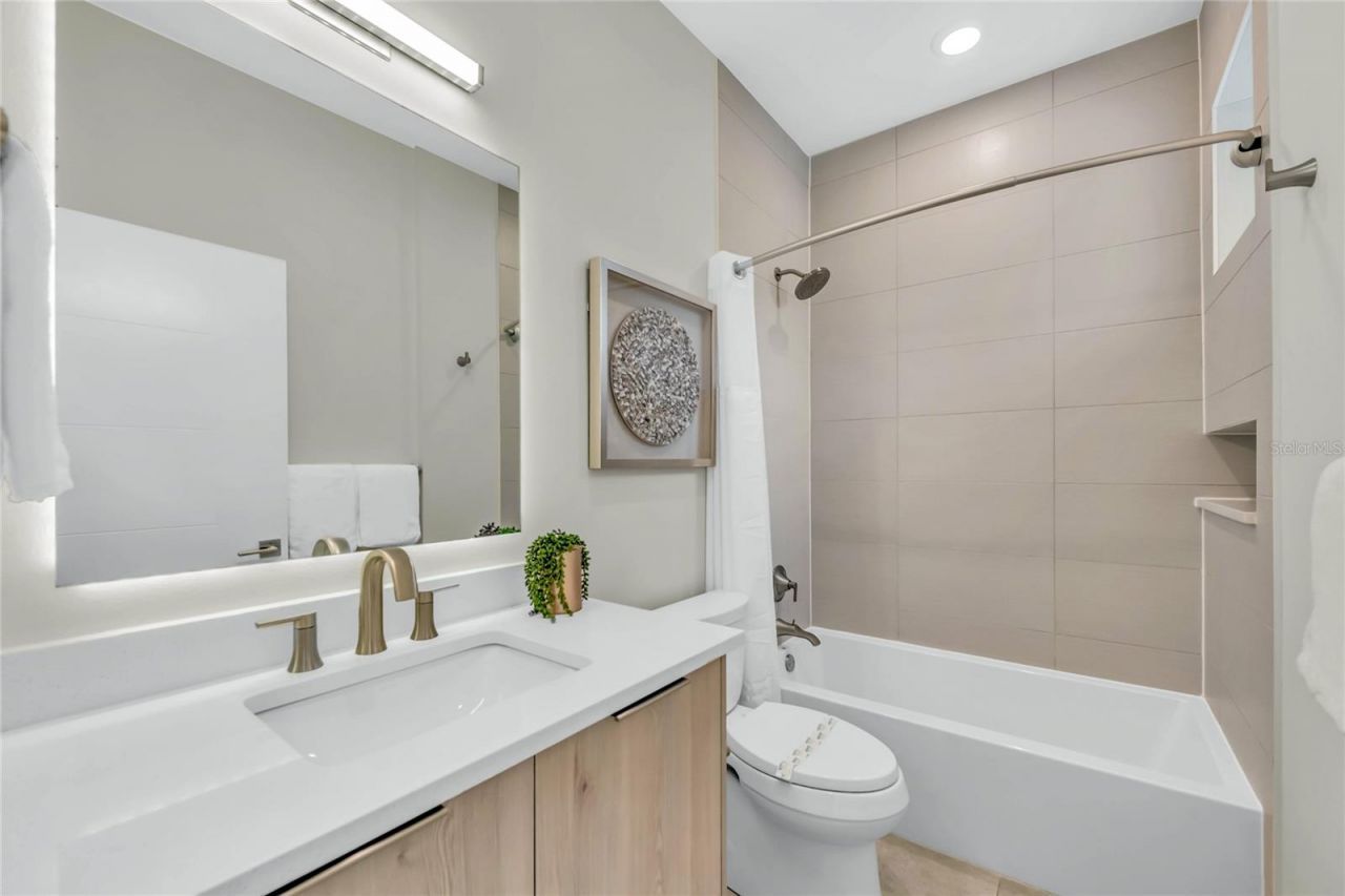 329 Beach Road, Unit B, Sarasota, FL 34242 Photo