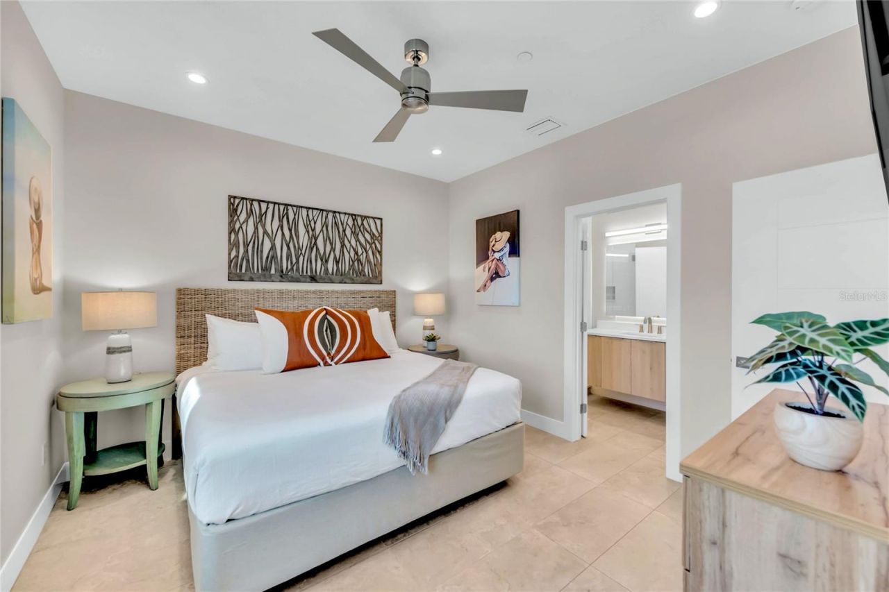 329 Beach Road, Unit B, Sarasota, FL 34242 Photo