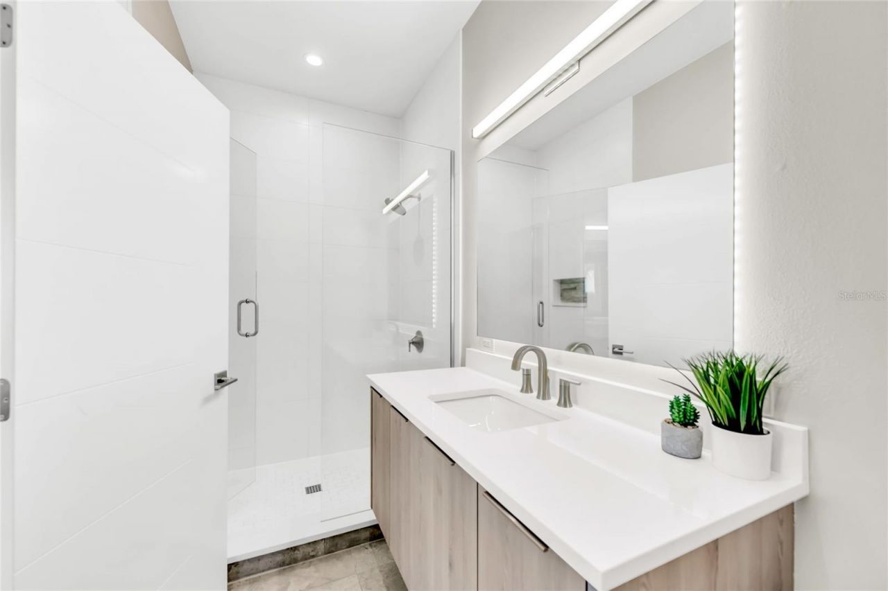 329 Beach Road, Unit B, Sarasota, FL 34242 Photo