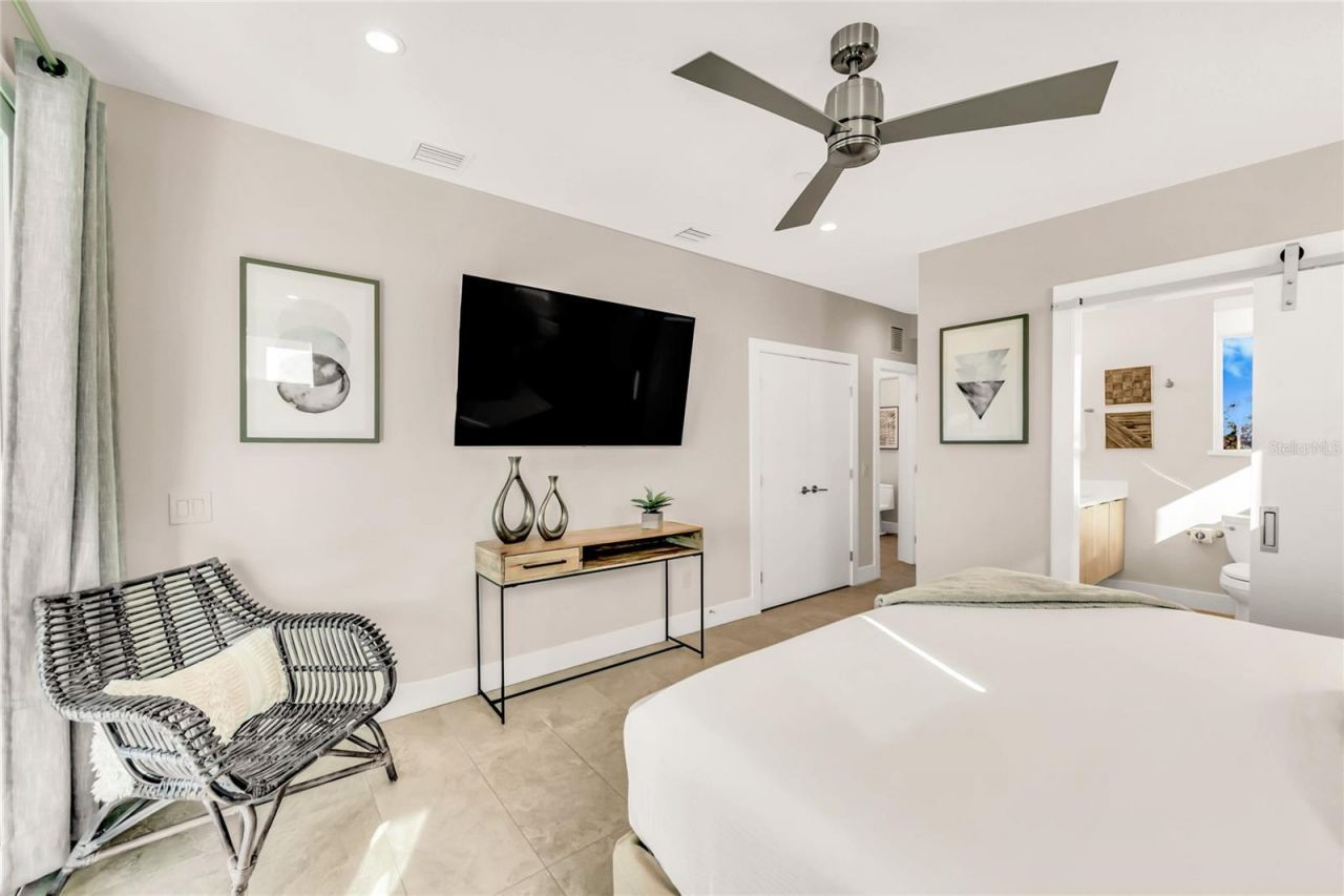 329 Beach Road, Unit B, Sarasota, FL 34242 Photo