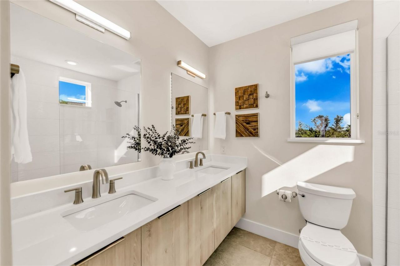 329 Beach Road, Unit B, Sarasota, FL 34242 Photo