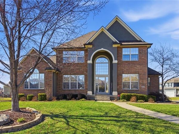 401 SE Hackamore Court, Lee's Summit, MO 64082