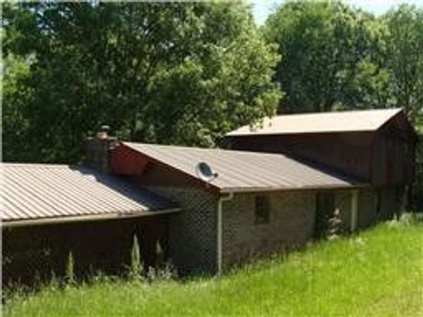 131 Lake Rd , Manchester, TN 37355